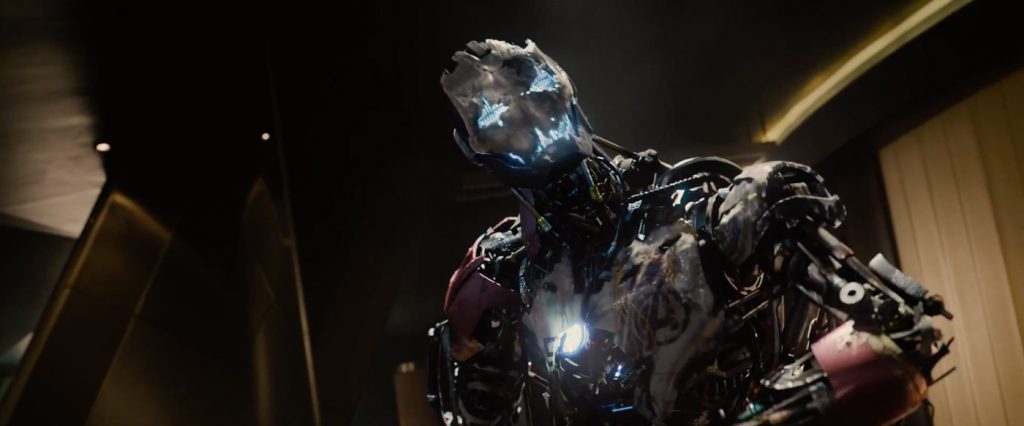 Ultron se manifestando em uma armadura Stark - Vingadores: Era de Ultron