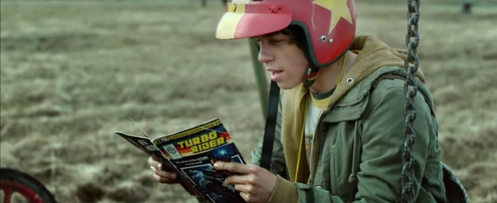 Turbo Kid - Kid lendo quadrinhos de Turbo Rider
