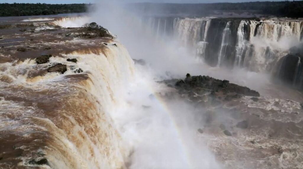 Trinta Povos é o sétimo longa do cineasta gaúcho Zeca Brito onde investiga as missões jesuíticas.