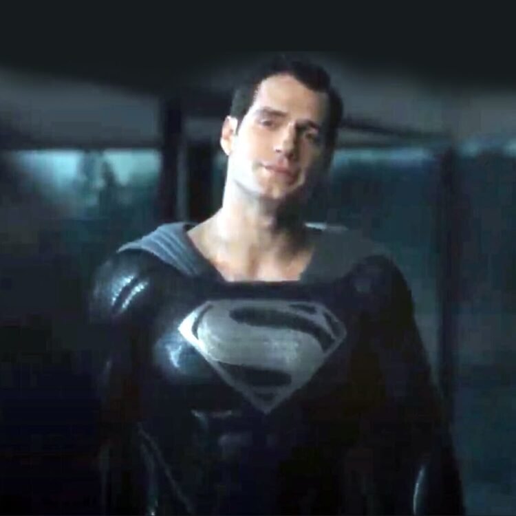 Cena com Henry Cavill como Superman está com o uniforme preto  e conhece Alfred.