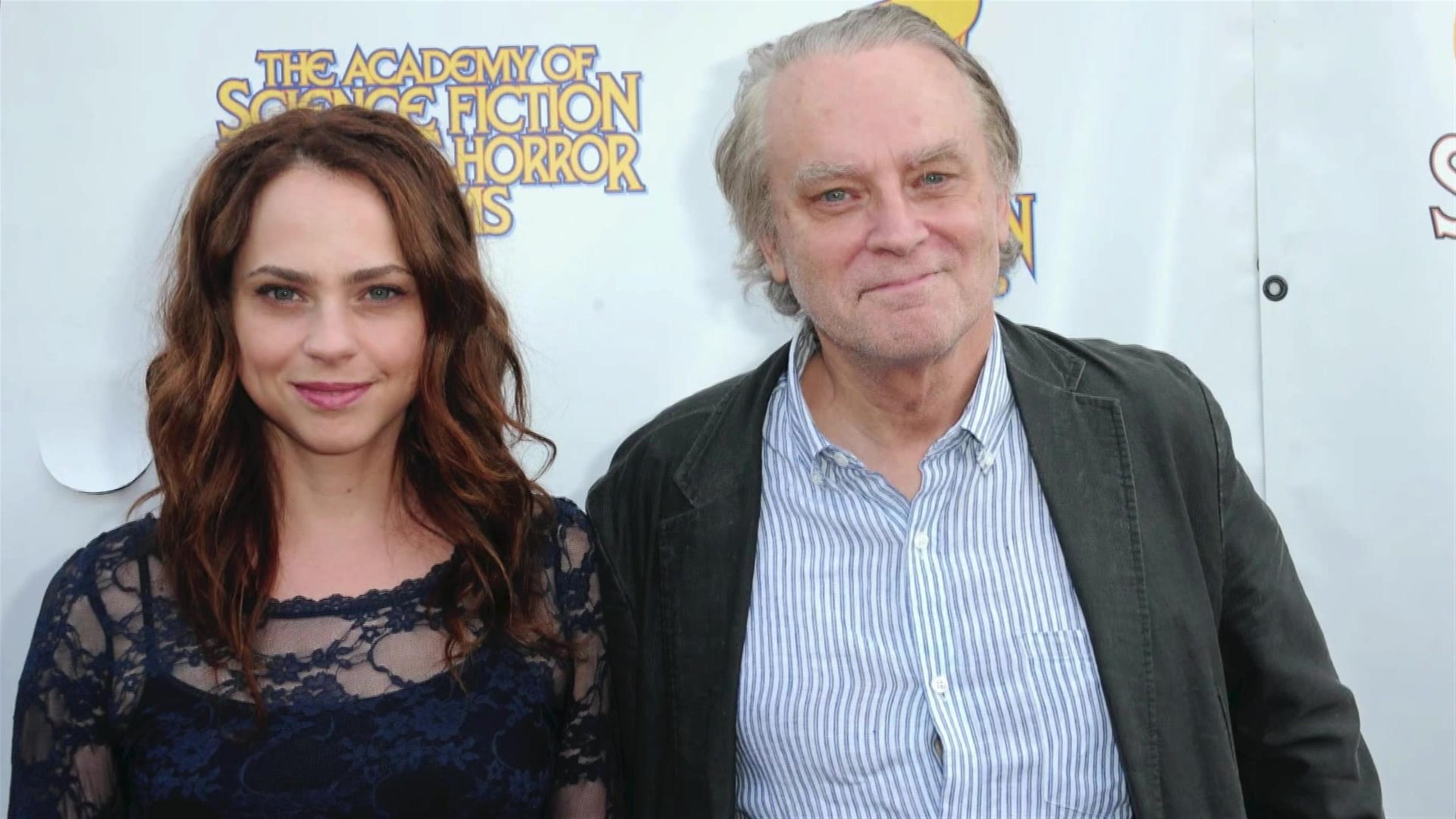 Fiona Dourif filha de Brad Dourif como Nica na série Chucky no canal Syfy