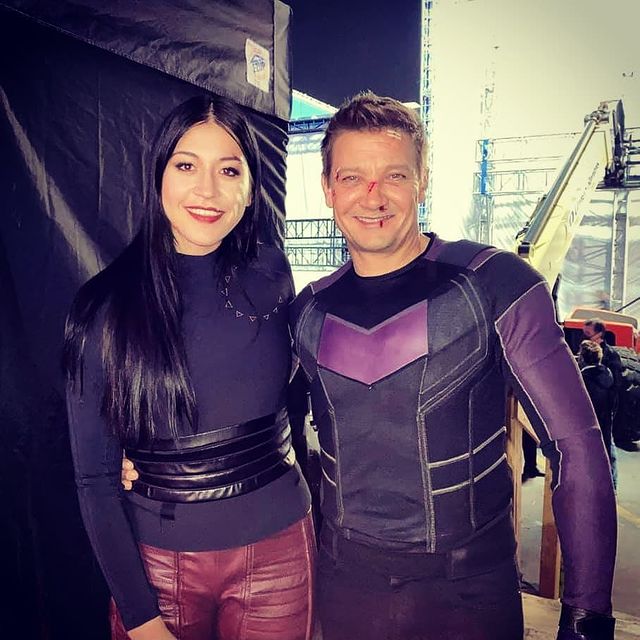 Hawkeye | Foto dos bastidores mostra o figurino de Gavião Arqueiro e Echo