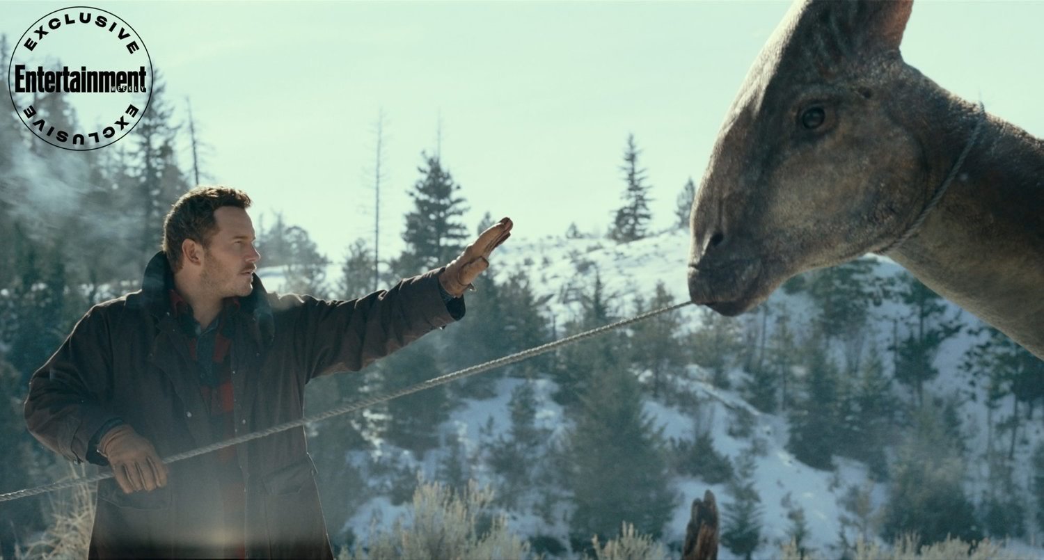 Owen Grady de Chris Pratt tentando salvar os Parasaurs em Sierra Nevadas.