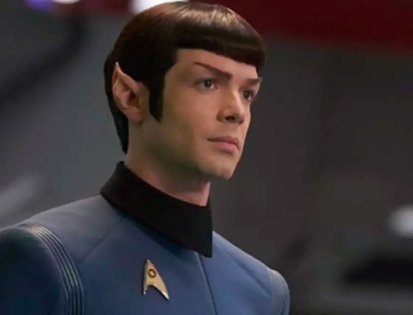 Ethan Peck como Spock