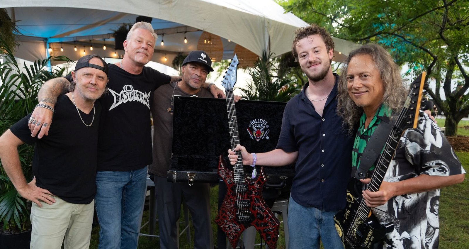 Joseph Quinn de Stranger Things 4 e James Hetfield do Metallica em bastidores no Lollapalooza