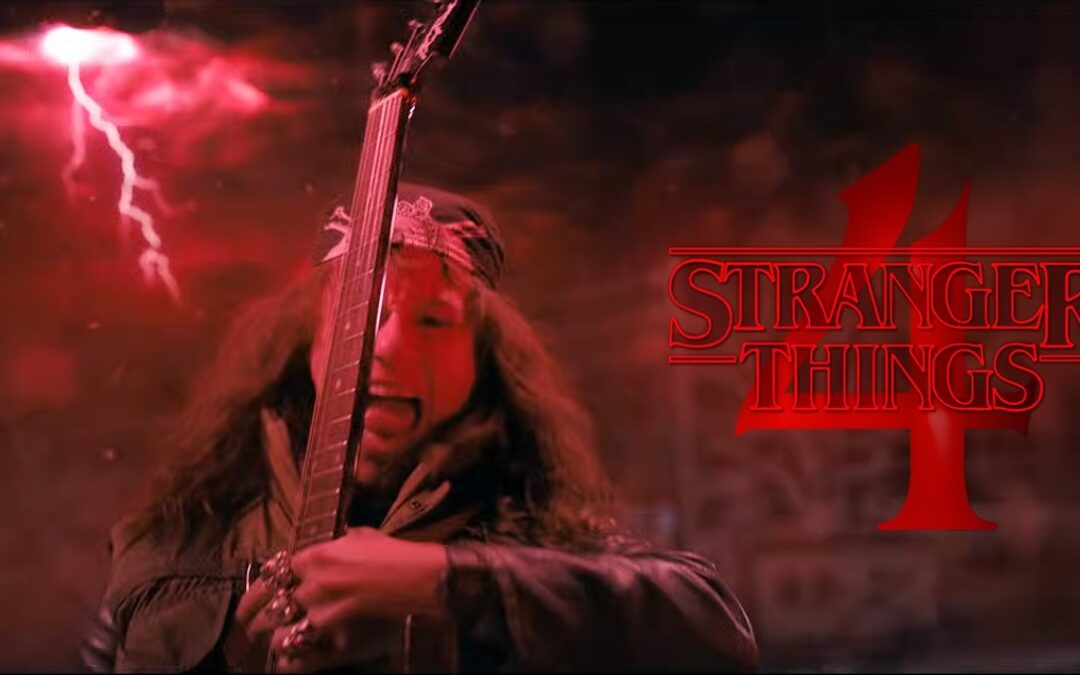 Stranger Things 4 | Eddie Munson tocando Master of Puppets do Metallica em cena no Mundo Invertido