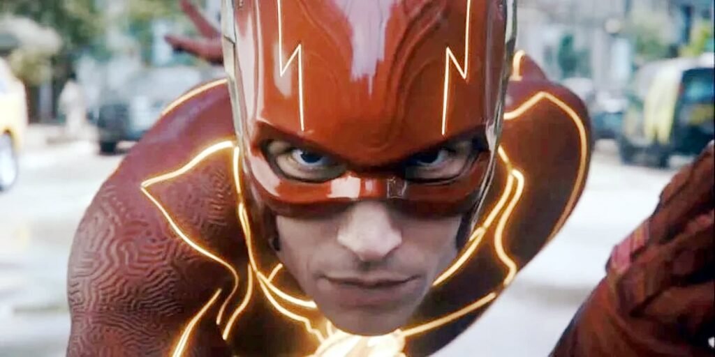 The Flash | Ezra Miller como Flash em pôster de pé na Batcaverna do Batman de Michael Keaton