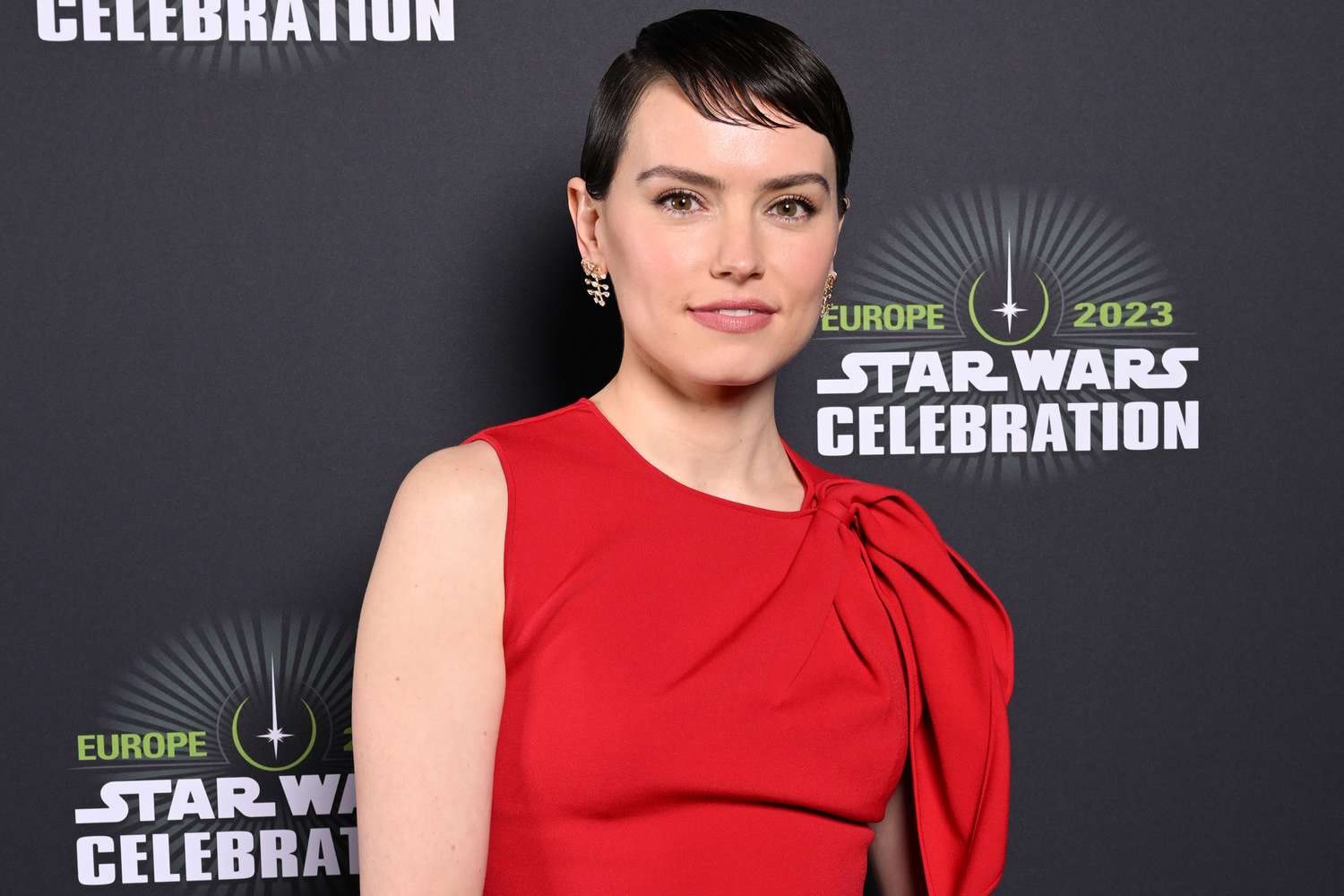 Daisy Ridley confirmada para retomar como Rey Skywalker em um novo filme da franquia STAR WARS