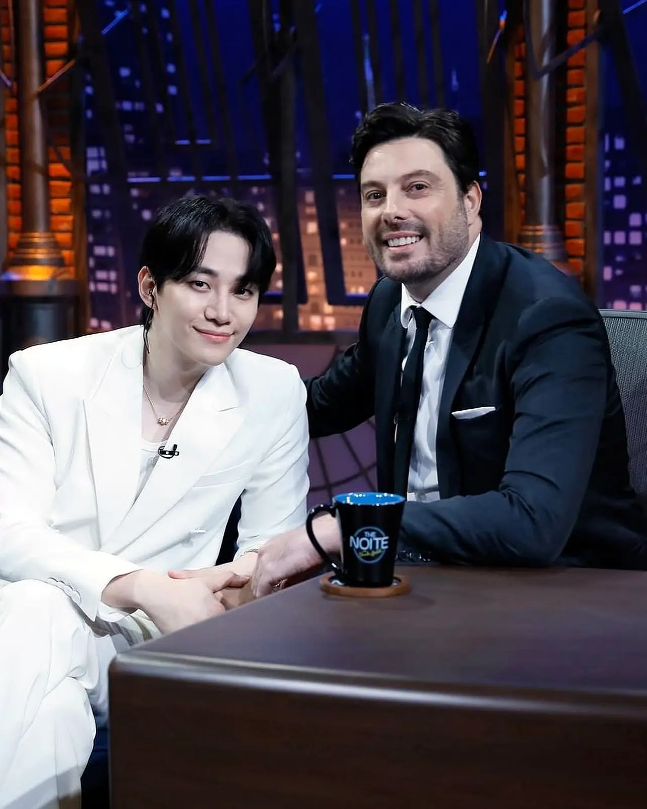 Lee Junho astro de Sorriso Real entrevistado no The Noite de Danilo Gentili no SBT