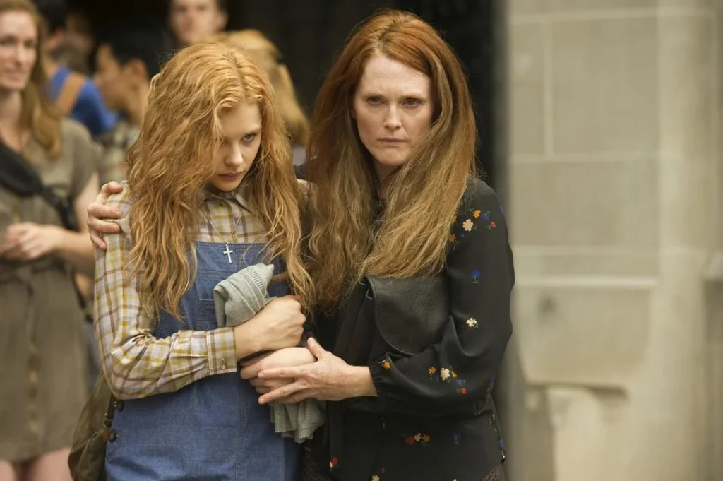 Carrie 2013 - Chloë Grace Moretz no papel de Carrie White e Julianne Moore interpretando Margaret White, sua mãe