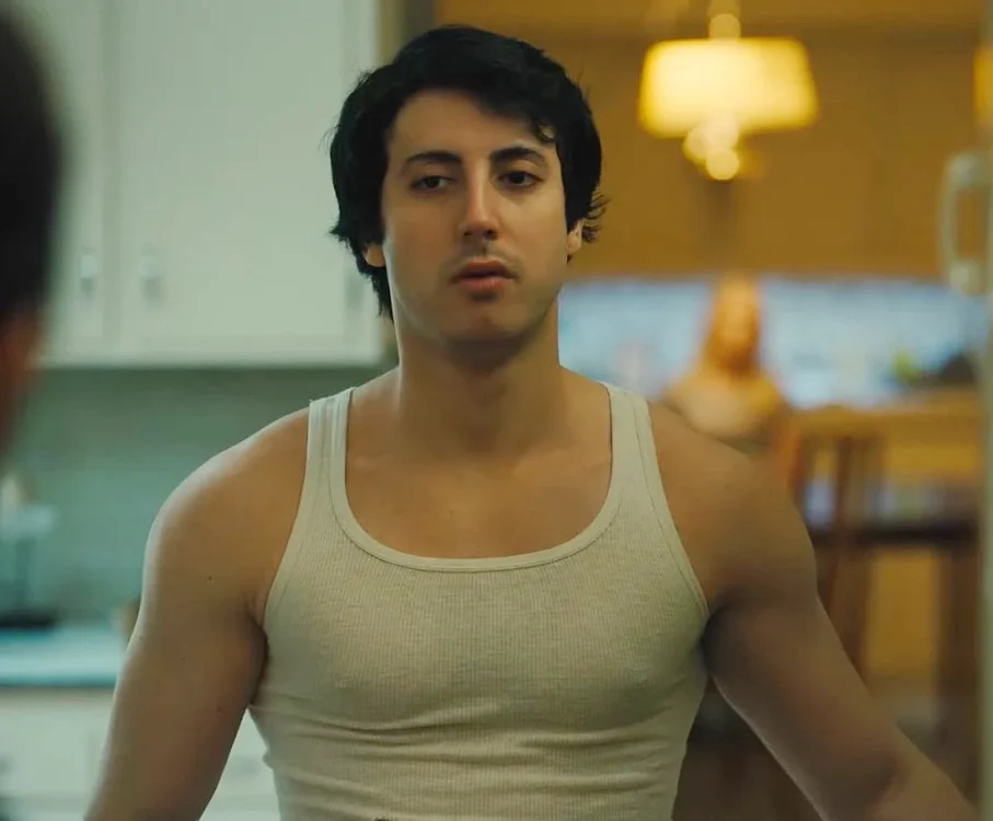 Anthony Ippolito como o jovem Sylvester Stallone