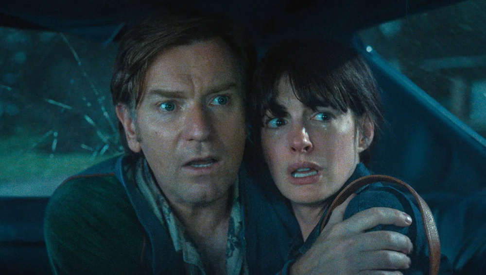 O Fim da Rua: Anne Hathaway e Ewan McGregor em Filme de ficção científica com Dinossauros