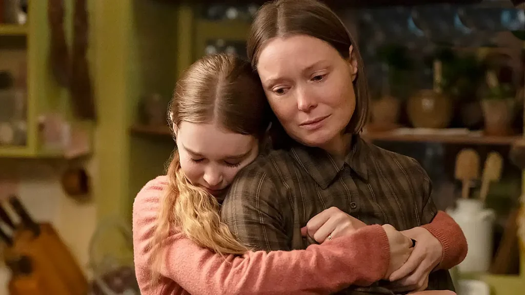 Summer H. Howell interpreta Carrie White, enquanto Samantha Sloyan vive a mãe Margaret White