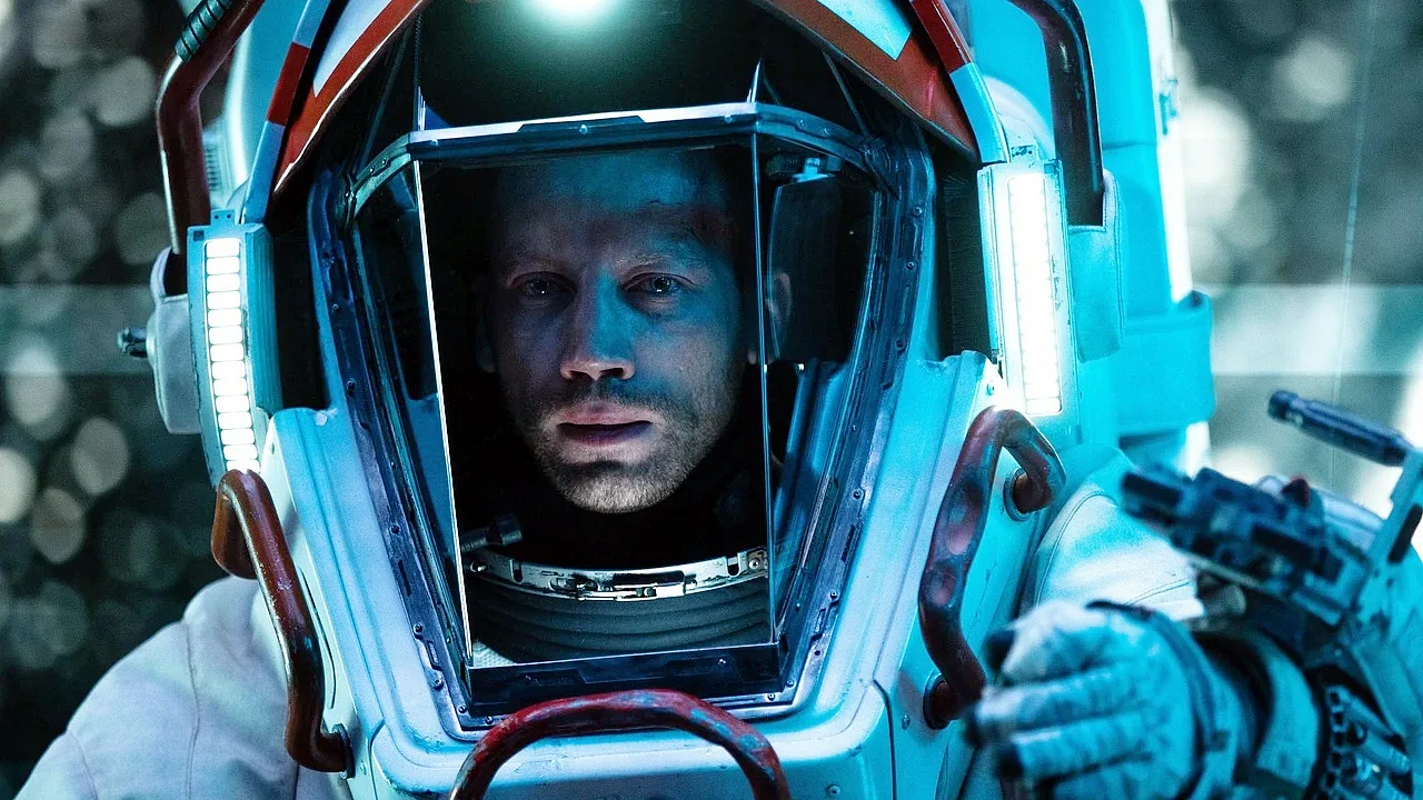 Free Fall: Missão espacial falha em ficção científica dirigida por Oleg Urazaykin e protagonizado por Aleksandr Kuznetsov